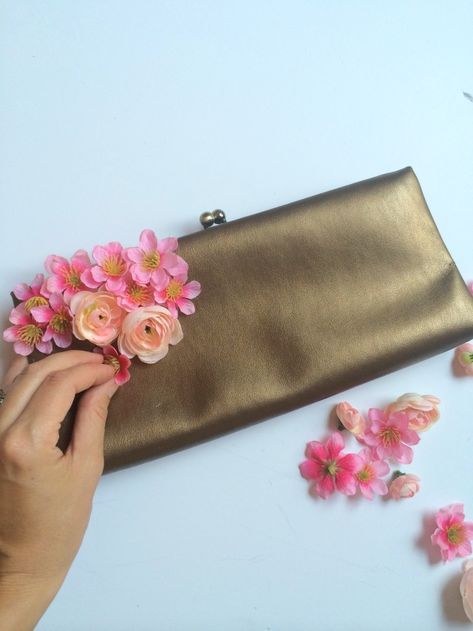 Flower Purse Purse Makeover, Pretty Monograms, Clutch Design, Flower Clutch, Purse Decorations, Embellished Purses, Best Leather Wallet, Boho Chic Bags, Diy Clutch