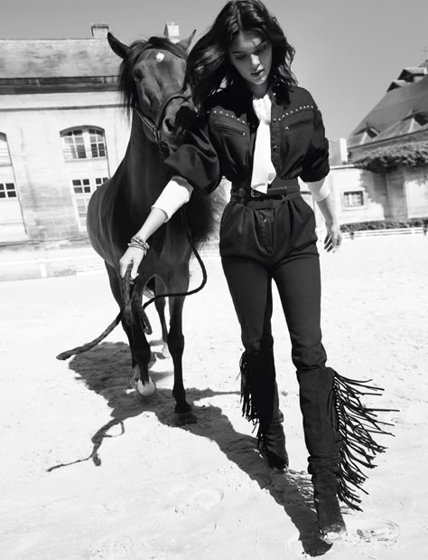 Kendall Jenner ELLE France 2018 Cover Equestrian Shoot Style Icons Boho, Kendall Jenner Style Casual, Kendall Ve Kylie, Kylie Jenner Outfits Casual, Style Kendall Jenner, France October, Kendall Jenner Makeup, Look Kylie Jenner, Ethno Style