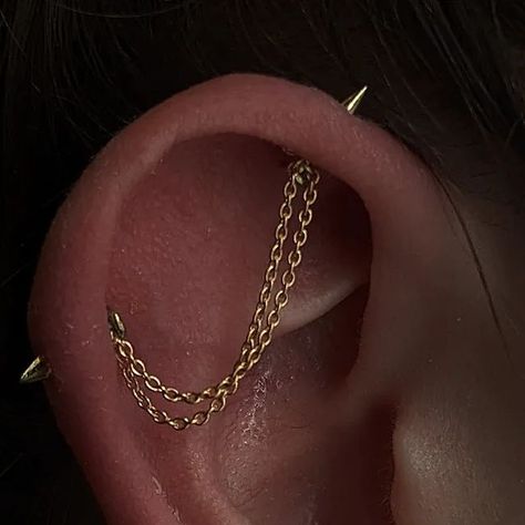 Hazel 🌷 on Instagram: "Chains , Spikes and Springy leaves 🧡 Awesome upgrade for Kirsty for piercings long healed. Awesome spikes in the industrial from @junipurrjewelry paired with the Florence in yellow gold for the lobes! Topped off with a custom double industrial chain made by me ⭐ So fun!!!! Thank you for the trust! #ukbodypiercer #earcuration #earstyling #earchains #scottishpiercer #edinbrughpiercer #styledear" Lobe Piercing Ideas, Chain Industrial Piercing, Industrial Piercing Chain, Piercing Placement, Chain Industrial, Piercing Industrial, Ear Peircings, Piercing Inspo, Industrial Jewelry