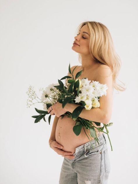 Maternity Shoot Bouquet, Maternity With Bouquet, Pregnant Foto Ideas, Pregnant Photoshoot Poses, Flower Maternity Shoot Studio, Flower Bouquet Maternity Shoot, Flower Maternity Photos, Maternity Photo Shoot Ideas Flowers, Pregnancy Photos With Flowers