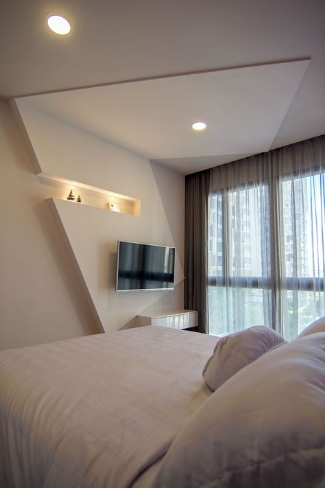 Asymmetrical Apartment Design with Undulating Surfaces in Singapore (via Bloglovin.com ) Gypsum Ceiling Design, Bedroom Tv Wall, False Ceiling Bedroom, False Ceiling Living Room, Design Ceiling, Ceiling Design Living Room, Bedroom Wall Designs, Ceiling Design Modern, Bedroom False Ceiling Design