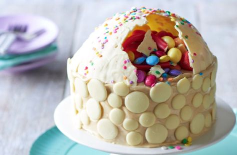 This gorgeous chocolate smash cake is perfect for a special occasion! A little bit of extra effort will give you a unique and personalised cake that you can fill with either yours or your child's favourite sweets. Fun, with a piñata theme, happy smashing! Make A Smash Cake, Piniata Cake, Chocolate Smash Cake, Chocolate Dome, Smash Cake Recipes, Pinata Cake, Chocolate Buttons, Cake Board, Cake Chocolate