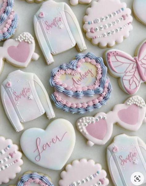 Cookies Decorated Birthday, Taylor Swift Cookies Decorated, Taylor Swift Cookies, Cookies Aesthetic, Taylor Swift Cake, Taylor Swift Birthday Party Ideas, Decorative Cookies, Taylor Swift Lover, Feeling 22