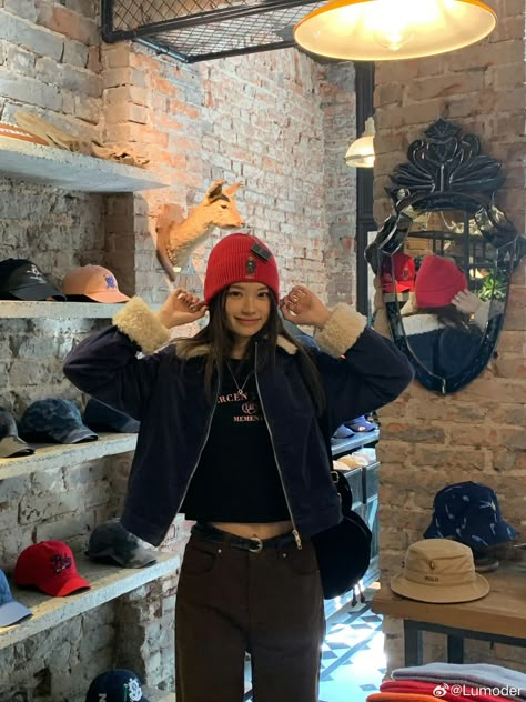 Polo Beanie Outfit, Beanie Outfit Girl, Winter Outfits Hat, Winter Outfits With Beanies, Women Beanie Outfit, Red Beanie Outfit, Santa Hat Outfit, Beanie Winter Outfit, Beanies Aesthetic