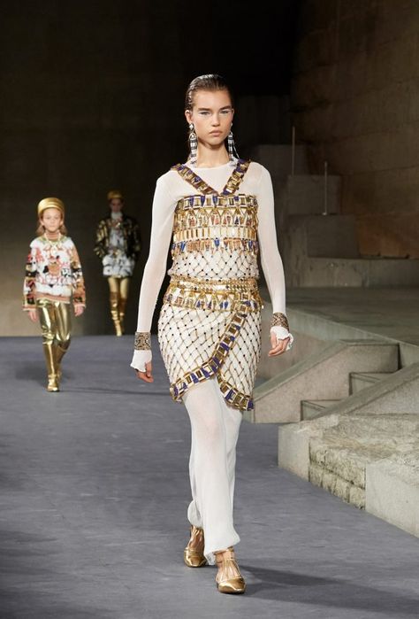 Ancient Egypt Meets Manhattan for Chanel’s 2018/2019 Métiers d’art Collection Egyptian Inspired Fashion, Egyptian Aesthetic, Ancient Egypt Fashion, Egyptian Fashion, Moda Chanel, Christian Slater, Mode Chanel, High Priest, Chanel Collection