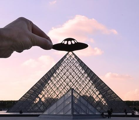 Illusion Photos, Forced Perspective, Perspective Photography, Photography Reviews, Photo Website, Photography Illustration, Famous Landmarks, Paper Artist, Paper Cutout