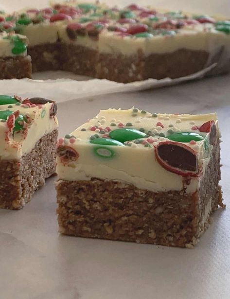 This easy No bake Christmas Slice recipe will become your new favourite Christmas treat! It's perfect for Christmas parties and also is a yummy dessert. Both regular and Thermomix instructions included. Christmas Slice, No Bake Christmas, Slice Recipes, No Bake Slices, Chocolate Christmas Cookies, Slice Recipe, Chocolate Slice, Xmas Treats, Chocolate Christmas