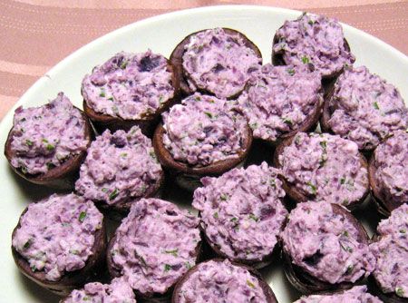 Purple twice baked potatoes...HELL YEA!! Can't wait for football season to begin!! EMAW!! Purple Potato Appetizer, Purple Appetizers Parties, Purple Appetizers, Purple Mashed Potatoes, Potato Appetizers, Dark Food, Make Ahead Appetizers, Purple Food, Purple Potatoes