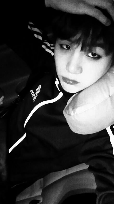 Yoongi Black And White, Yoongi Dark, Yoongi Black, Min Yoongi Wallpaper, Bts Black And White, Min Yoongi Bts, Best Rapper, Min Suga, Bts Yoongi