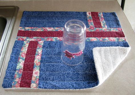 Diy Dish, Rug Tutorial, Old Towels, Quilting For Beginners, Cleaning Dishes, Quilting Techniques, Dish Drying Mat, Free Quilting, Quilting Tutorials