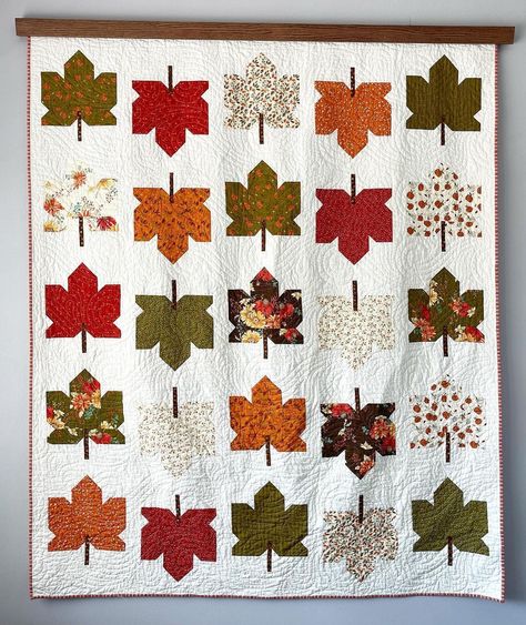 Oak Leaf Quilt Pattern, Leaf Quilts Designs, Autumn Quilts Patterns, Autumnal Quilt, Fall Leaves Quilt, Thanksgiving Fabric, Display Quilts, Autumn Sewing, Quilt Halloween