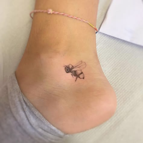 Bubble Bee Tattoos, Bee Hive Tattoos, Bees Tattoo Ideas, Fineline Bee Tattoo, Flying Bee Tattoo, Bumble Bee Tattoos, Small Bumble Bee Tattoo, Scattered Tattoos, Honeybee Tattoo