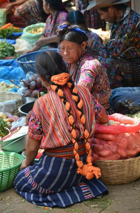 South American Indigenous Art, Nicaraguan Traditional Clothing, Mayan Hairstyles Women, Mayan Traditional Clothing, Mayan Braids, Guatemala Hairstyles, Oaxaca Hairstyles, Guatemala Traditional Clothing, Traditional Mexican Braids