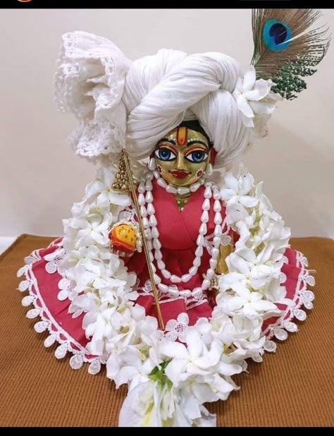 Ladu Gopal Shringar, Ladu Gopal Image, Laddu Gopal Pics, Laddoo Gopal Dresses, Laddu Gopal Makeup, Hand Fans Diy, Navratri Pooja, Kanha Dress, Krishna Vrindavan