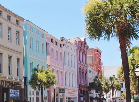 King St Shopping, Charleston, SC Charleston Sc Living, Charleston Sc Pictures, Preppy Charleston, Charleston Sc Aesthetic, College Of Charleston Aesthetic, Charleston Vibes, The Notebook Scenes, Charleston Sc Wallpaper, Rainbow Road Charleston Sc