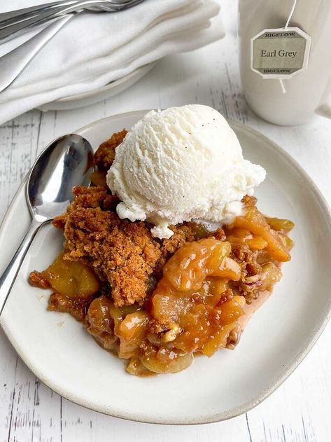 Apple Crisp Without Oatmeal | Foodtalk Apple Crisp Without Oatmeal, Apple Crisp Without Oats, Tiramisu Cookies, Classic Fall Desserts, Apple Crisp Topping, Fresh Fruit Desserts, Freezing Apples, Fruit Pies, White Chocolate Chip Cookies