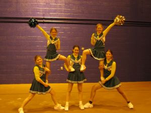 Easy Cheerleading Stunts, Cheerleading Moves, Easy Cheer Stunts, Peewee Cheer, Cheer Pyramids, Youth Cheerleading, Cheerleading Stunts, Kids Cheering, Youth Cheer