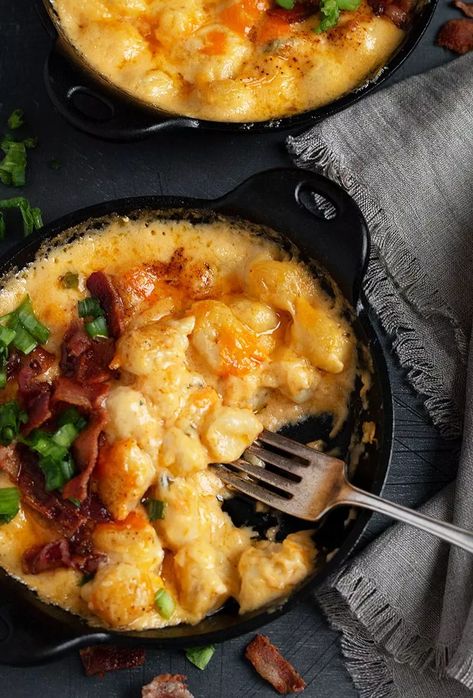 Easy, store-bought gnocchi combines with a creamy cheese sauce and is baked to bubbly goodness. Gnocchi Recipes Easy, Gnocchi Dishes, Plats Healthy, Potato Gnocchi, Loaded Potato, Gnocchi Recipes, Creamy Cheese, Green Onion, Cheese Sauce