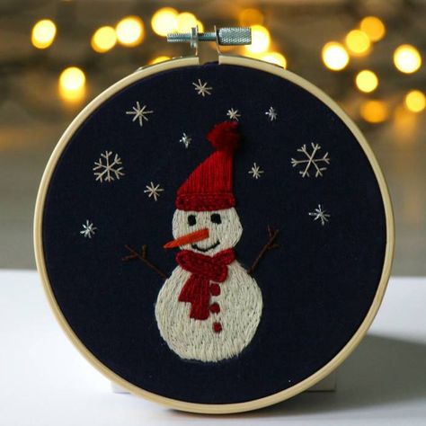 Hoop Decor, Embroidery Hoop Decor, Snowman Embroidery, Modern Hand Embroidery, Embroidery Ornaments, Our First Christmas Ornament, Snowman Christmas Decorations, Christmas Embroidery Patterns, Christmas Wall Hangings