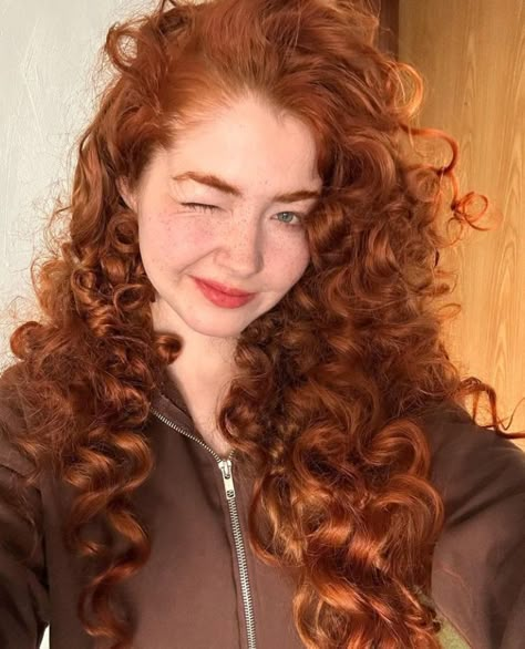 Long Curly Ginger Hair, Curly Hair Orange, Orange Hair Girl, Long Orange Hair, Ginger Curly Hair, Merida Hair, Curly Redhead, Red Long Hair, Curly Ginger Hair