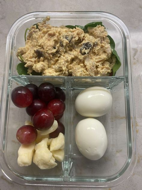 Grab and Go Quick Meals for Weight Loss — The Nourished Path Macro Friendly Lunch, Chicken Wrap Lunch, Food For Lunch, Airplane Food, Spreadable Cheese, Lunch Wraps, Deli Turkey, Kodiak Cakes, Cheese Sticks