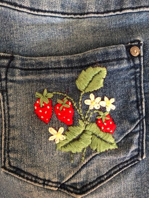 Embroidery Designs Denim, Cute Jean Embroidery, Strawberry Painted Jeans, Jeans Back Pocket Design Embroidery, Embroidery Design Jeans, Emboridary Designs Jeans, Embroidery On Jean Shorts, Shorts With Embroidery, Heart Embroidered Jeans