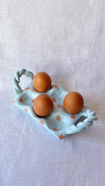 Sculpd | Craft Reinvented on Instagram: "Egg holder.. but make it fancy with twisted handles 😍🙌🥚 #pottery #airdryclay #diycrafts #giftideas #autumncrafts" Pottery Egg Carton, Cute Diy Apartment Decor, Clay Craft Gifts, Pottery Egg Tray, Air Dry Clay Egg Holder, Homemade Clay Gifts, Pottery Egg Holder, Self Drying Clay Projects, Things For Apartment