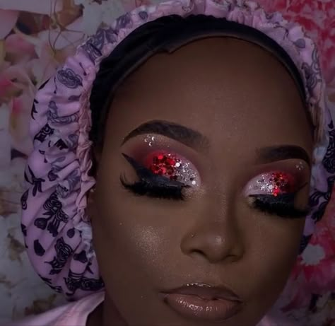 Red And White Eyeshadow Looks, Red And Silver Eye Makeup, Christmas Makeup Looks Black Women, Red And Silver Makeup Looks, Red Eyeshadow Looks Black Women, Valentine’s Day Makeup Black Women, Red Birthday Makeup, Red And Silver Makeup, Christmas Simple Makeup