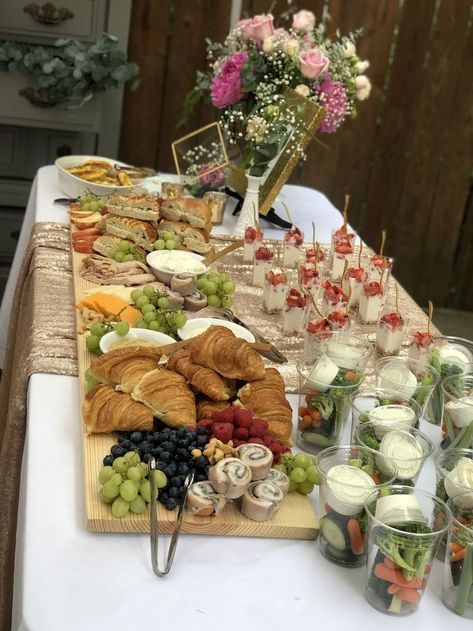 Tea Party Bridal Shower Menu Ideas, Rustic Bridal Shower Food Table, Bridal Shower Food Table Ideas, Rustic Romantic Bridal Shower Ideas, Simple Floral Bridal Shower Decor, Personal Shower Decorations, Small Bridal Shower Ideas Food, Bachelorette Party Lunch Ideas, Natural Bridal Shower Decor