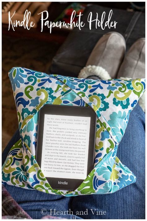 Enjoy reading on your lap or in bed with this easy to make Kindle holder for the Kindle Paperwhite. Kindle Aesthetic Case, White Kindle, Kindle Holder, Kindle Aesthetic, Quilted Pillows, Book Rest, Tablet Pillow, Book Pillow, Summer Sewing