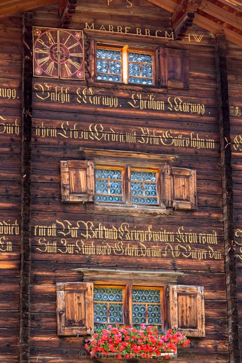 Traditional inscription on 18th century Swiss house built ... Alpine Decor, Swiss House, Alpine Chalet, Travel Destinations Photography, Swiss Switzerland, Swiss Chalet, Window Box Flowers, Alpine Style, Chalet Style