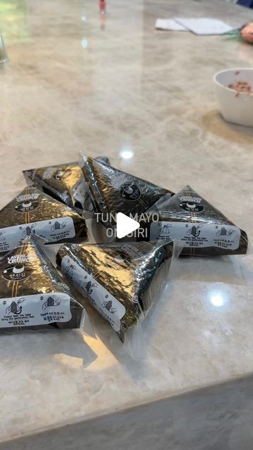 Steph Bae on Instagram: "These tuna mayo onigiris are sooo easy to make but I didnt realize I’d have to make like 15 of these to feed my peeps 😂🫠  For 1 can of tuna, add 2 tbsp of kewpie mayo. Both h mart and Amazon sell onigiri kits that come with these individually wrapped seaweed + triangle mold! We love using bulgogi to make bulgogi onigiri sometimes too 😋" Bulgogi Onigiri, Tempura Onigiri, Tuna And Mayo Onigiri, Tuna Seaweed Wrap, Onigiri Spicy Tuna, Tuna Mayo Onigiri, Spicy Tuna Onigiri, Tuna Onigiri, Tuna Nigiri