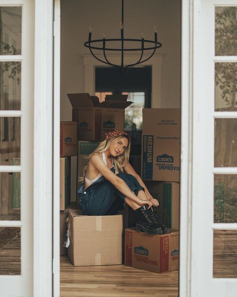 KYLIE KATICH on Instagram: “WE ARE MOVING!!!!!!!!! 📦 WE BOUGHT A HOME!!!!!!!! 🏡 . Remember that house I was heartbroken over loosing when they didn’t accept our offer?…” New Apartment Announcement, First Home Pictures Single, Creative Photoshoots At Home, First Home Photoshoot Single, Moving Out Photoshoot, Moving Photos Aesthetic, We Bought A House Picture, New Home Photo Session, New House Instagram Pictures