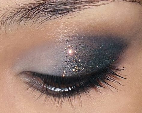 Christmas Eye Makeup, New Years Eve Makeup, Makeup Tip, Beauty Make-up, Makeup Eyes, Glitter Eyes, Makeup Box, Gorgeous Eyes, Makeup Tricks