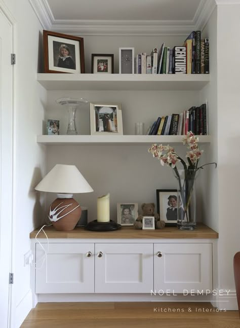 Living room library Noel Dempsey Alcove Ideas Living Room, Victorian Living Room, Bookcase Decor, Cosy Living Room, Living Room Shelves, Living Room Cabinets, In The Corner, Living Room Remodel, Family Room Design