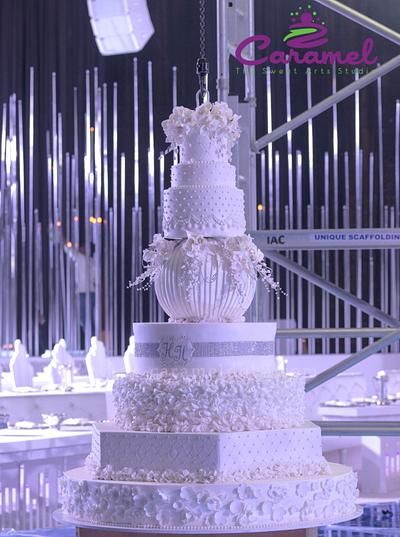 Halo Hanging Wedding Cake - Cake by Caramel Doha Hanging Wedding Cake, Huge Wedding Cakes, Fancy Wedding Cakes, Extravagant Wedding Cakes, Cake Structure, Bridal Decor, Big Wedding Cakes, Brides Cake, Wedding Cake Pictures