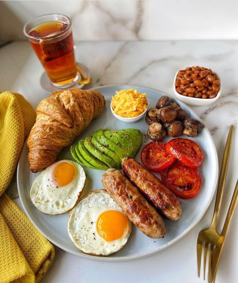 Sunny Side Up Eggs, Healthy Food Inspiration, Grilled Tomatoes, Healthy Food Dishes, Canned Beans, Healthy Lifestyle Food, Yummy Comfort Food, English Breakfast, Food Recepie