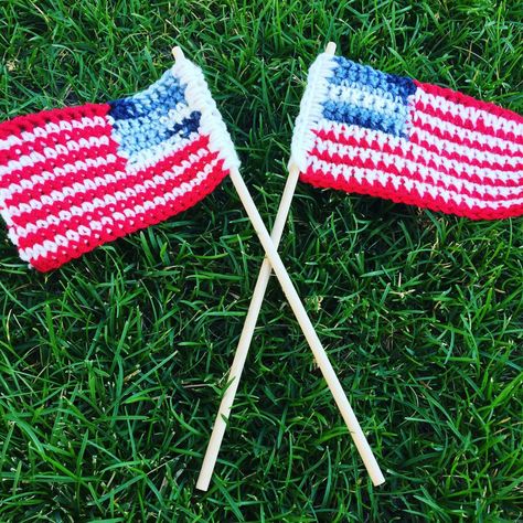 Create a crochet flag for the 4th of July! This photo tutorial guides you through the steps to crochet a quick flag for those patriotic holidays. Fourth Of July Crochet, Crochet Flag, Crochet Garland, Crochet Shrug Pattern, Shrug Pattern, Mini Flags, Flag Pattern, Flag Photo, United States Flag