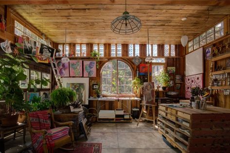 Garage Art Studio, Reclaimed Building Materials, Small Art Studio, Art Shed, Studio Shed, Art Studio Space, Dark Space, Art Studio Room, Artist Loft