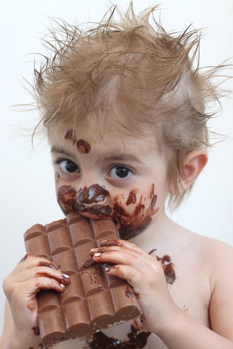 "I found the chocolate." Kind Photo, Writing Pictures, Picture Writing Prompts, Picture Prompts, I Love Chocolate, Foto Baby, Little People, Chocolate Bar, Funny Kids