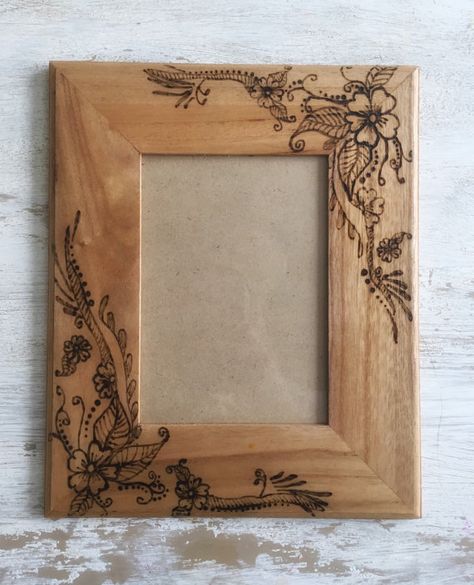 Wood Burn Picture Frame, Pyrography Picture Frame, Wood Burned Picture Frame, Wood Burning Picture Frame, Wooden Frame Ideas, Burning Picture, Wood Burned Frames, Burned Flower, Wood Burn Designs