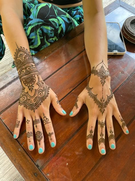 Henna Design Meaning, Henna Hand Tattoos, Mendhi Ideas, Henna Doodle, Palm Henna Designs, Henna Tattoo Stencils, Wrist Henna, Jagua Henna, Cute Henna Tattoos