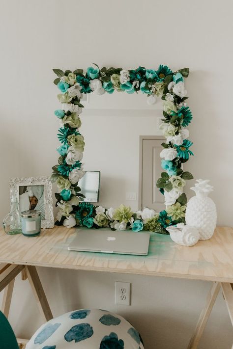 DIY Flower Framed Mirror - Sweet Teal. This would look great made with paper flowers Mirror Frame Diy, Diy Decoracion, Flower Mirror, Cute Dorm Rooms, Dekor Diy, Diy Mirror, Room Decorating, Decor Guide, Diy Room