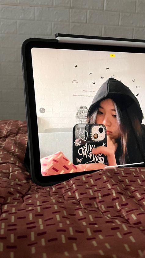 selfie in ipad Ipad Mirror Selfie Aesthetic, Ipad Pictures Instagram, Ipad Selfie Aesthetic, Ipad Pictures Selfie, Ipad Selfie Ideas, Ipad Photo Ideas, Ipad Mirror Selfie, Laptop Selfie Poses, Ipad Selfie