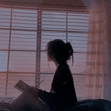 Reader Girl Aesthetic, Widgetsmith Pictures, Journaling Aesthetic, Aesthetic Profile Picture Cartoon Soft, Flipagram Instagram, Fotografi Vintage, Shadow Photos, Shadow Pictures, Illustration Art Girl