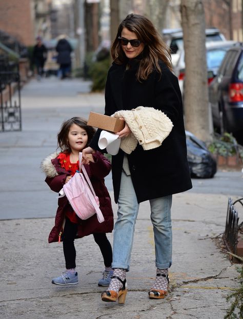 Baby Style Winter, Kerri Russell Style, Kerri Russell, Keri Russell Style, Chic Maternity, Swedish Street Style, Keri Russell, Maternity Chic, Swedish Clogs