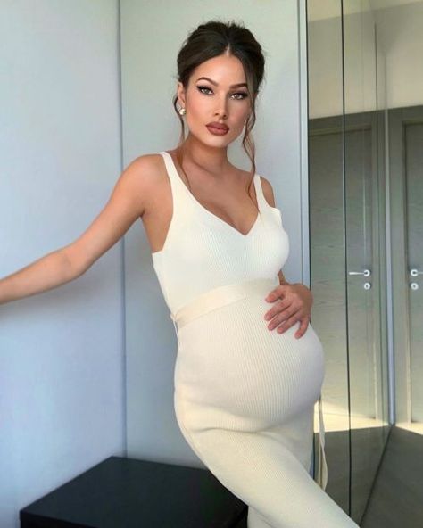 Look Kylie Jenner, Pregnancy Belly Photos, Belly Photos, Idee Babyshower, Couple Pregnancy Photoshoot, A Pregnant Woman, Instagram Russia, Pretty Pregnant, Mommy Outfits