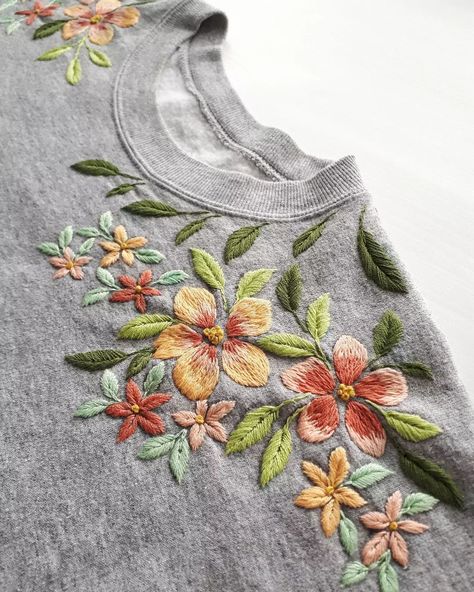 Hand Embroidery Patterns Free, Embroidery Tshirt, Handmade Embroidery Designs, Hand Embroidery Patterns Flowers, Diy Embroidery Patterns, Floral Embroidery Patterns, Hand Embroidery Flowers, Hand Embroidery Projects, Cute Embroidery