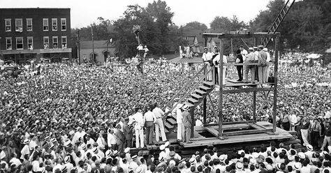 Aug. 14, 1936, in Owensboro, Kentucky, 20,000 people gathered around a scaffold to witness  the last public hanging in the U.S. Owensboro Kentucky, Public Execution, 100 Years Ago, Photos Vintage, Hanging Photos, Old Barn, Historical Events, History Facts, Old West