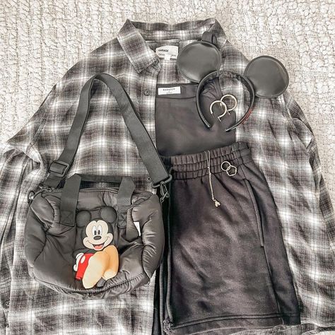 Spooky Disneyland Outfit, Disney Fits Halloween, Disney Halloween Trip, Emo Disney Outfits, Goth Disney Outfits, Disney World Halloween Outfit, Disney Day Outfits, Disneyland Halloween Outfit, Halloween Disney Outfits